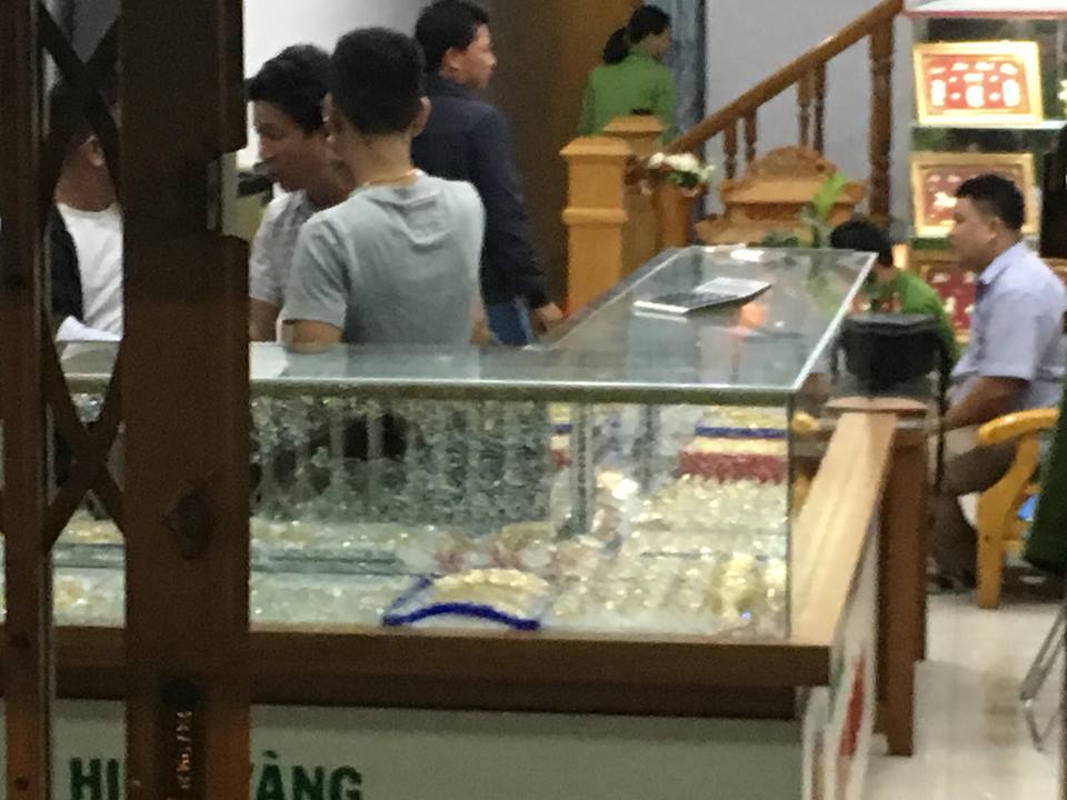 Truy lùng thanh niên táo tợn đập tủ cướp tiệm vàng ở Quảng Nam