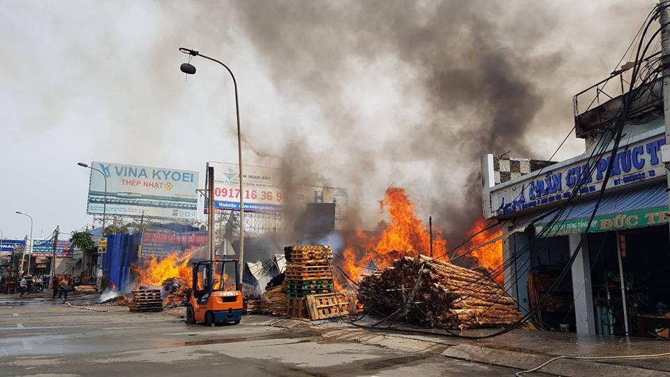Vũng Tàu: Cháy lớn ở cơ sở kinh doanh đồ tre nứa, palet 