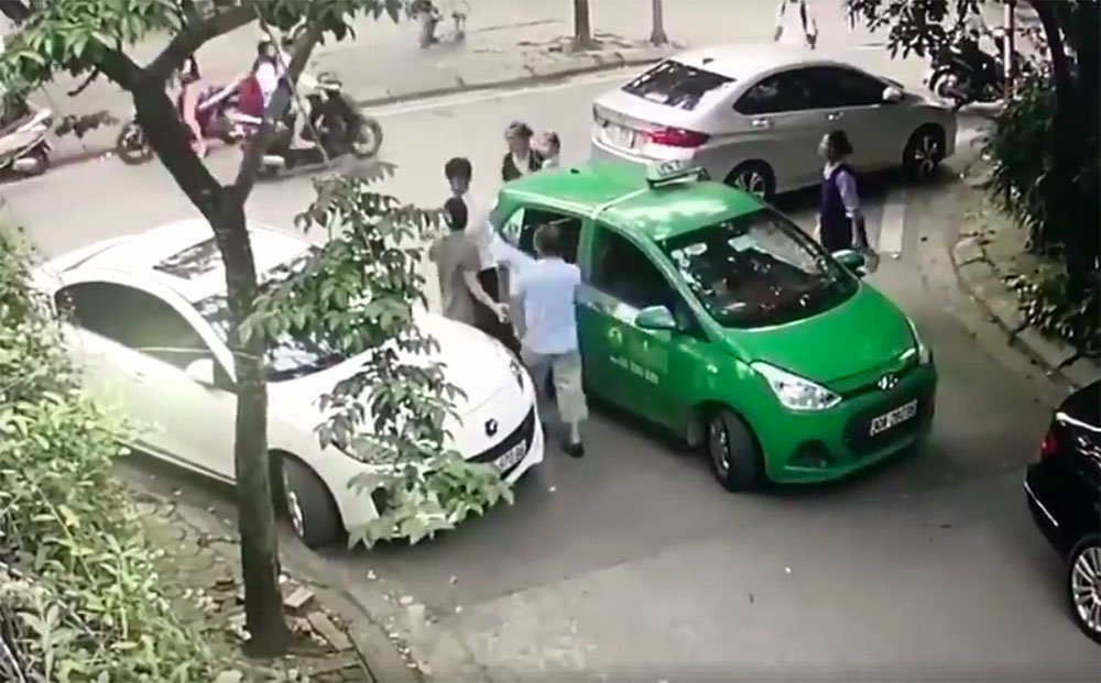 Vụ tài xế taxi bị người đàn ông đi Mercedes đánh: Công an thông tin