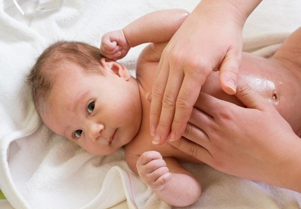6 cách giúp mẹ chăm sóc và bảo vệ làn da của bé yêu 