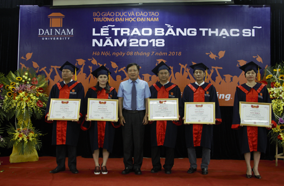 Lễ trao bằng Thạc sĩ cho học viên cao học khóa 4 Đại học Đại Nam 