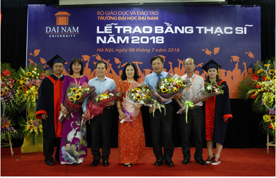 Lễ trao bằng Thạc sĩ cho học viên cao học khóa 4 Đại học Đại Nam 