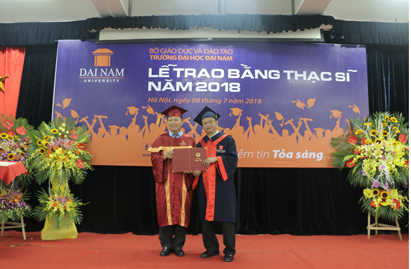 Lễ trao bằng Thạc sĩ cho học viên cao học khóa 4 Đại học Đại Nam 