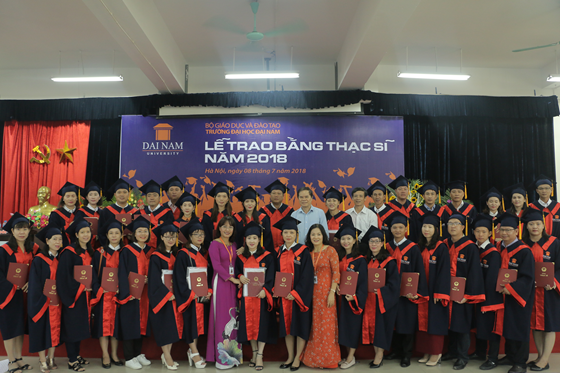 Lễ trao bằng Thạc sĩ cho học viên cao học khóa 4 Đại học Đại Nam 