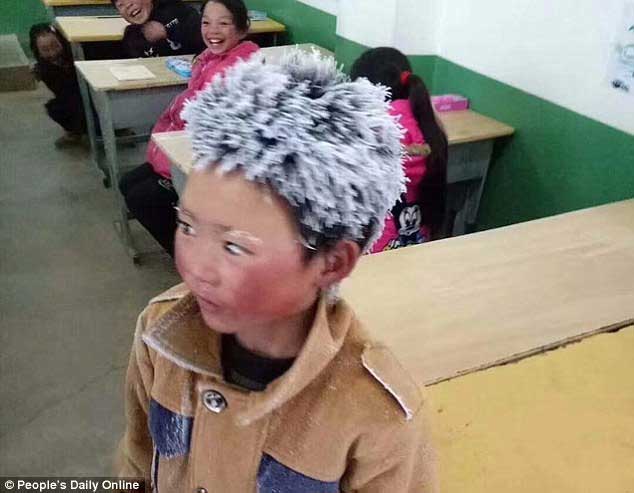 Cậu bé bị đóng băng tóc vì đi bộ 4,5km đến trường trong rét  -9oC