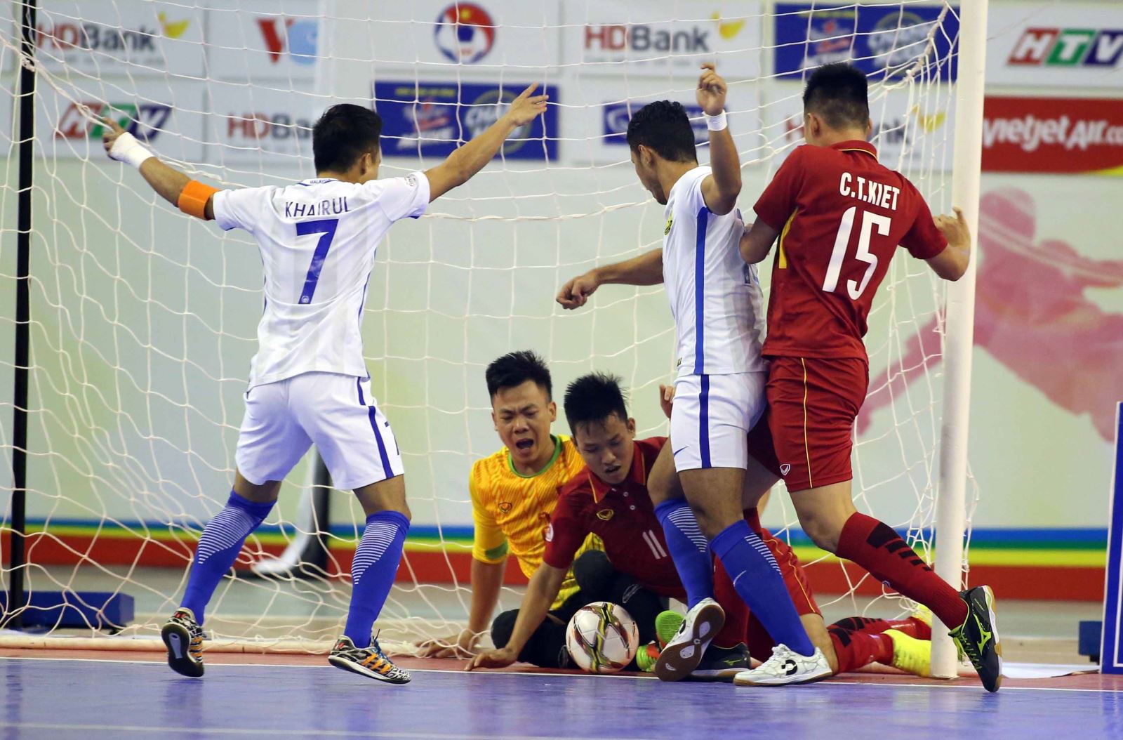 VCK Futsal: VN thua ngược ở 3 giây cuối, HQ thảm hại trước Uzbekistan