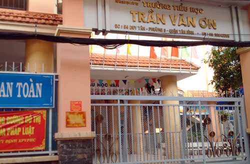Sài Gòn: Đình chỉ cô giáo bắt học sinh tự tát 32 cái