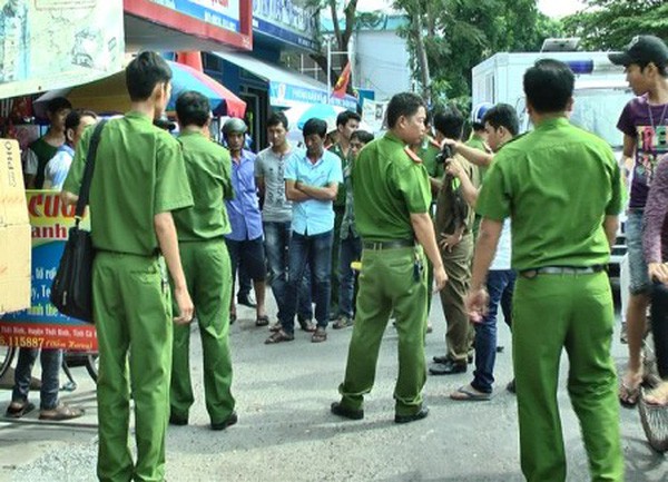 Gọi cháu vào nhà ngủ cho đỡ nắng, bà bị cháu chém chết 