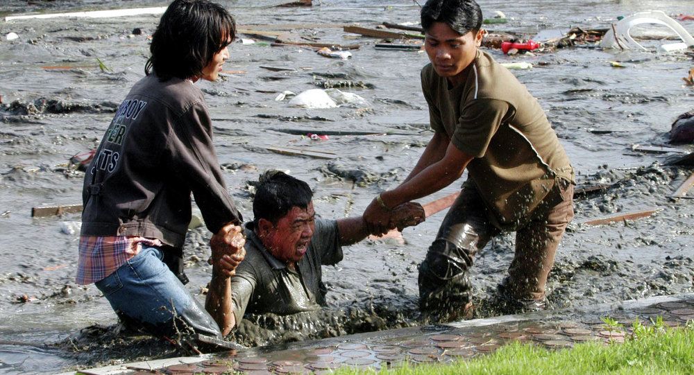 Thảm cảnh sau khi cơn lũ quét đi qua tại Indonesia