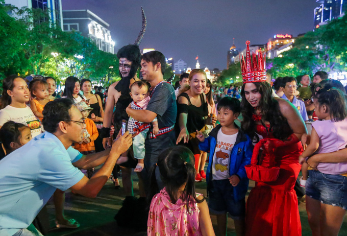 Sài Gòn: 'Ma quỷ' tràn ra đường đón ngày lễ Halloween trong đêm