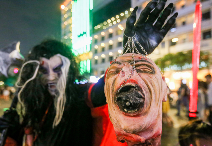 Sài Gòn: 'Ma quỷ' tràn ra đường đón ngày lễ Halloween trong đêm