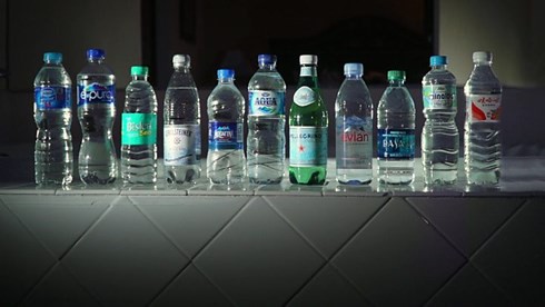 6 nhãn hiệu nước đóng chai nổi tiếng bị nhiễm bẩn hạt nhựa