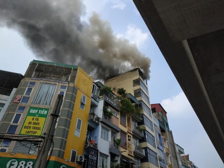  Đốt vàng mã, quán karaoke 7 tầng ở Hà Nội bốc cháy dữ dội 