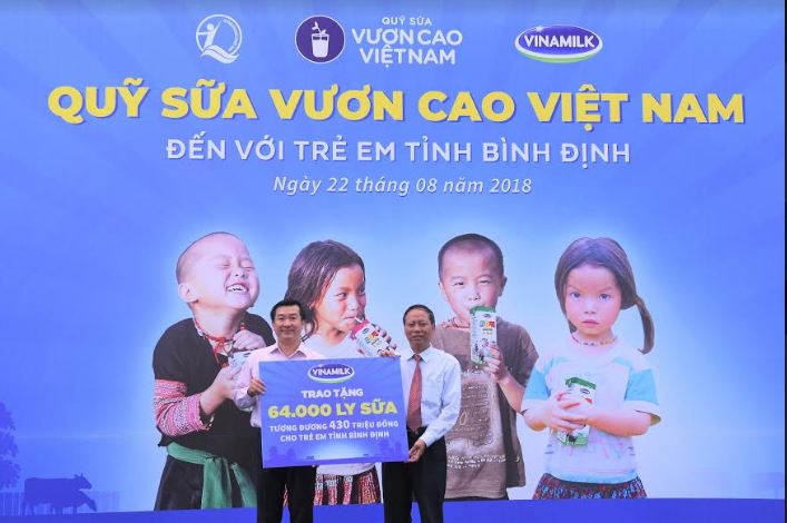 Quỹ sữa vươn cao Việt Nam và Vinamilk trao 64.000 ly sữa cho trẻ em