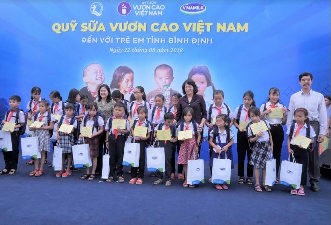 Quỹ sữa vươn cao Việt Nam và Vinamilk trao 64.000 ly sữa cho trẻ em