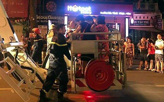 Hà Nội: Cứu 5 người mắc kẹt trong ngôi nhà cháy lớn phố Trần Hưng Đạo