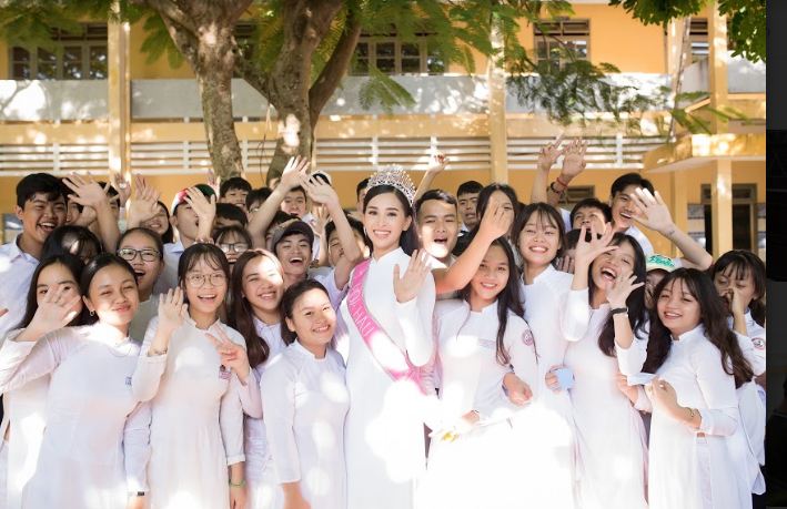 Hoa hậu Trần Tiểu Vy đẹp tinh khôi trong tà áo dài khi về trường cũ