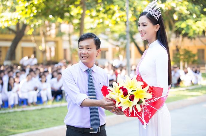 Hoa hậu Trần Tiểu Vy đẹp tinh khôi trong tà áo dài khi về trường cũ