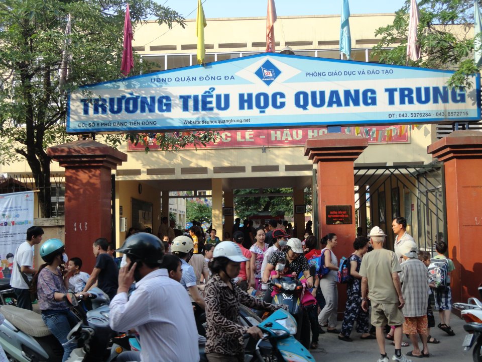 Hà Nội: Học sinh lớp 2 bị cô giáo cho bạn tát 50 cái