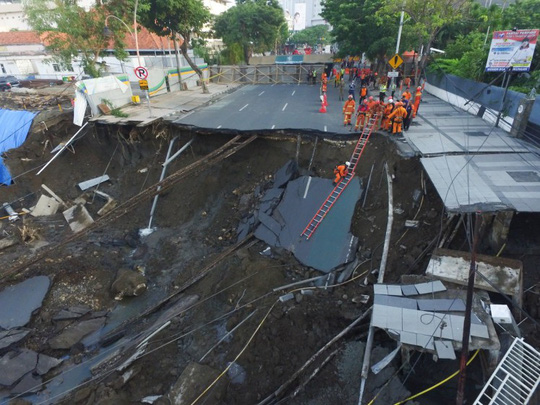 Điều gì khiến đường phố ở  Indonesia bỗng thành 'hố tử thần'?