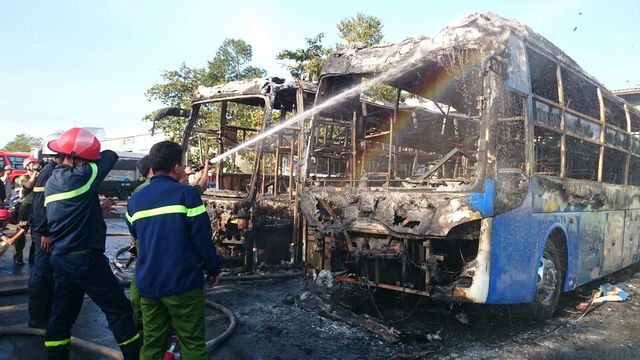 Đà Nẵng: 2 ôtô khách đậu trong bến xe bỗng nhiên bốc cháy dữ dội