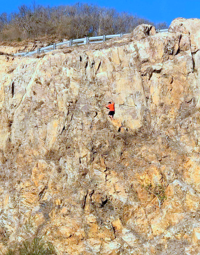 Hoảng hốt 9X leo núi bị rơi từ độ cao 30 m xuống đa chấn thương