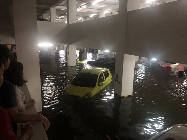 Giải cứu xe ô tô bị nhấn chìm tại tầng hầm chung cư ở Đà Nẵng