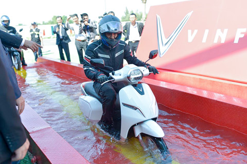 Xe máy điện thông minh VinFast Klara 'khắc chế' ngập, lụt trong đô thị