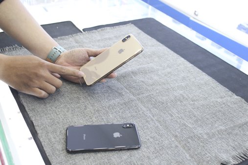 Hình ảnh chiếc iPhone XS MAX đầu tiên về Việt Nam giá 68 triệu đồng