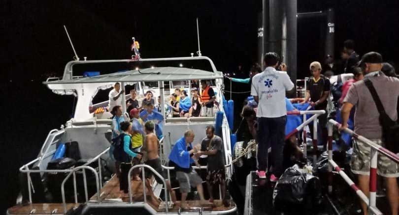 Gặp bão, tàu du lịch ở Phuket bị lật, gần 50 người mất tích