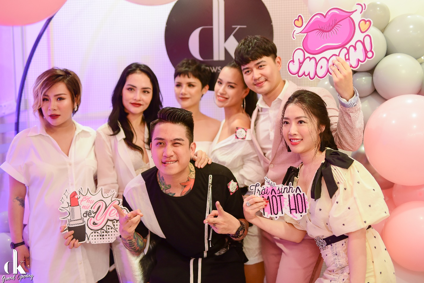 Vũ Duy Khánh 'náo loạn' phố Nguyễn Công Trứ với hit 'Cũng bởi vì phê'