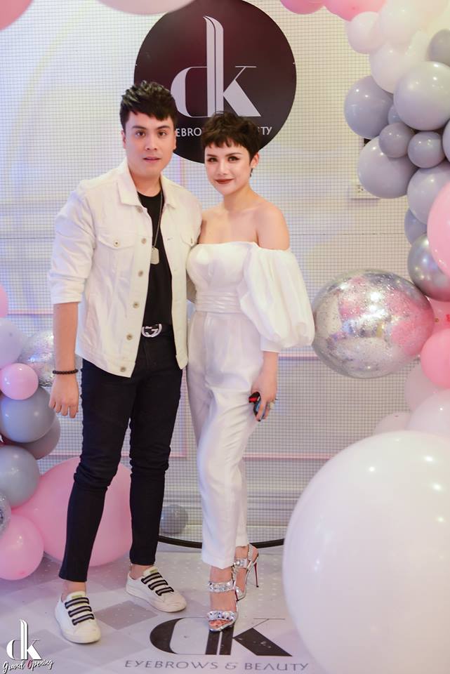 Vũ Duy Khánh 'náo loạn' phố Nguyễn Công Trứ với hit 'Cũng bởi vì phê'