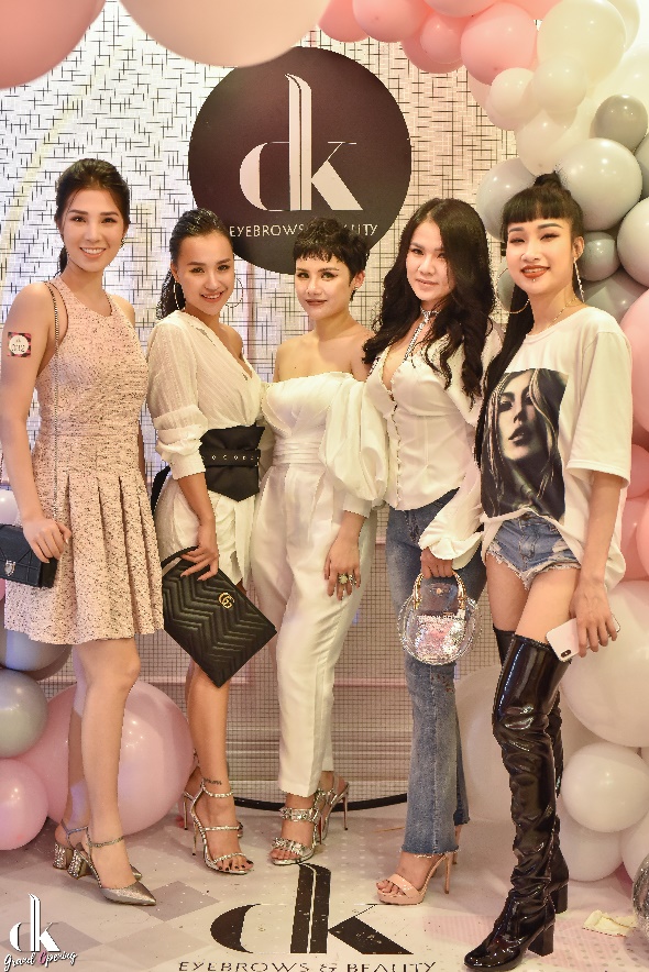 Vũ Duy Khánh 'náo loạn' phố Nguyễn Công Trứ với hit 'Cũng bởi vì phê'