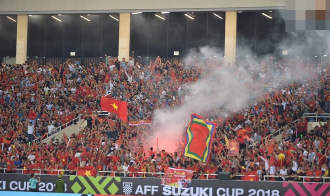 AFF Cup 2018: Việt Nam đối diện án phạt vì khán giả đốt pháo sáng