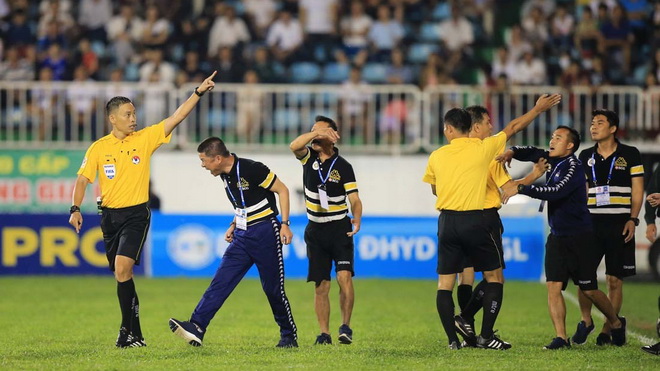 Án phạt vụ việc ở sân Pleiku:HLV Chu Đình Nghiêm bị cấm chỉ đạo 4 trận