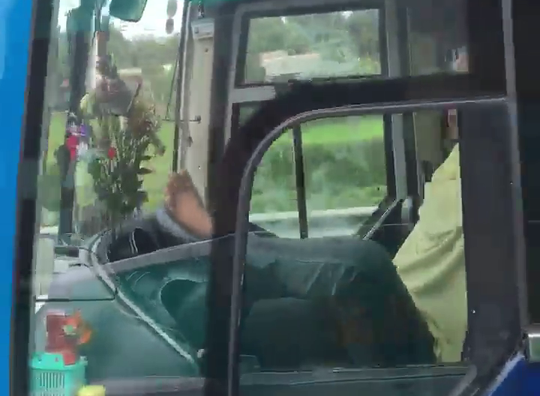 Sa thải tài xế dùng chân lái xe ở cao tốc Trung Lương – TP HCM