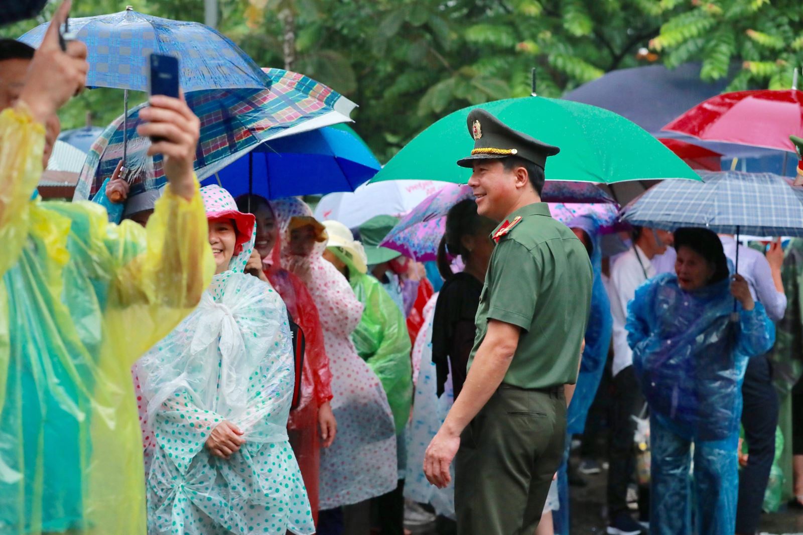 Những nụ cười ướt mưa của lực lượng an ninh ngày Giỗ Tổ