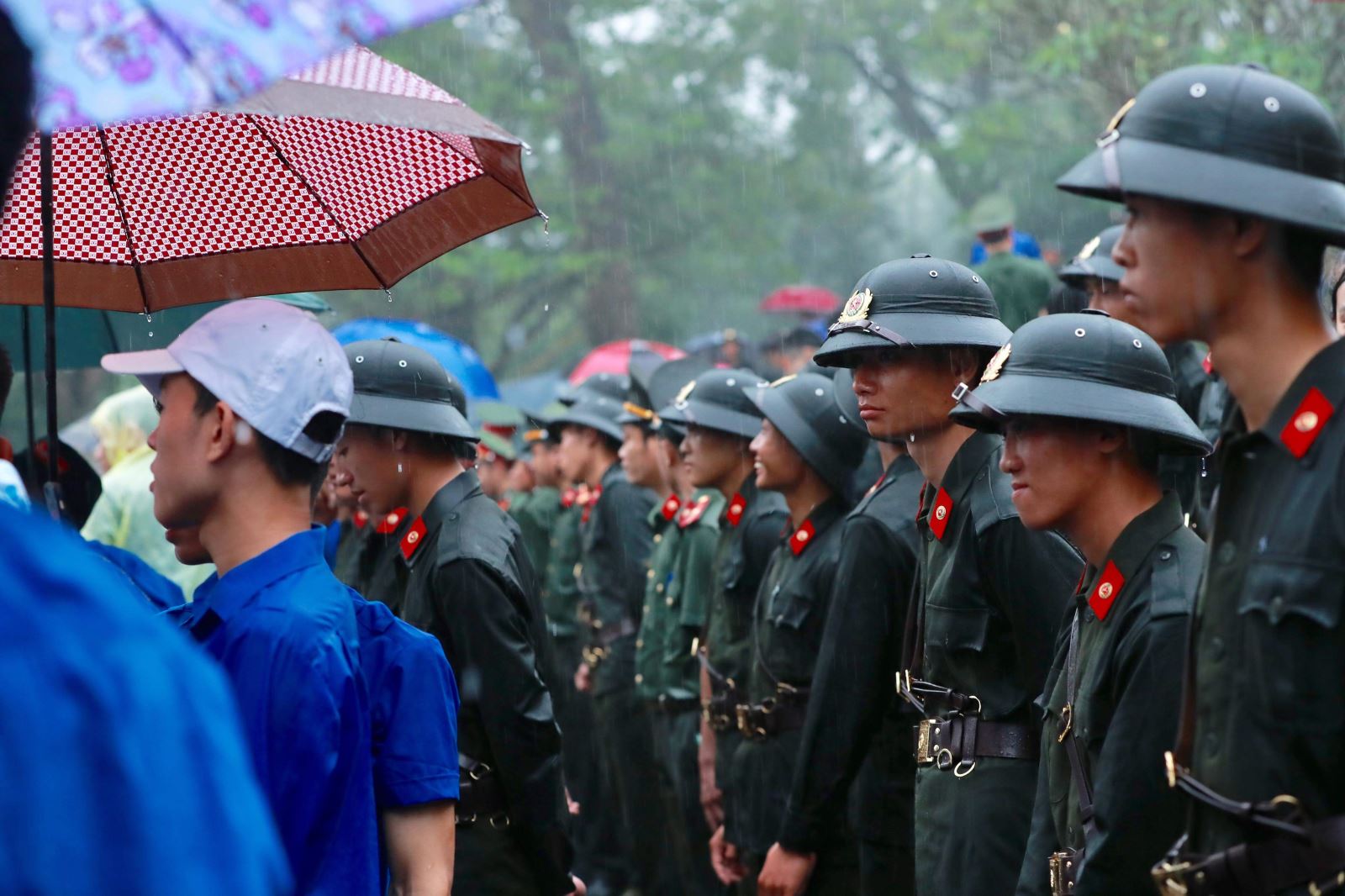 Những nụ cười ướt mưa của lực lượng an ninh ngày Giỗ Tổ