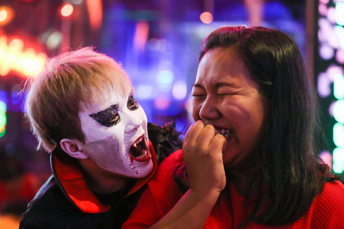 Sài Gòn: 'Ma quỷ' tràn ra đường đón ngày lễ Halloween trong đêm