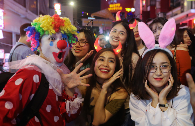 Sài Gòn: 'Ma quỷ' tràn ra đường đón ngày lễ Halloween trong đêm