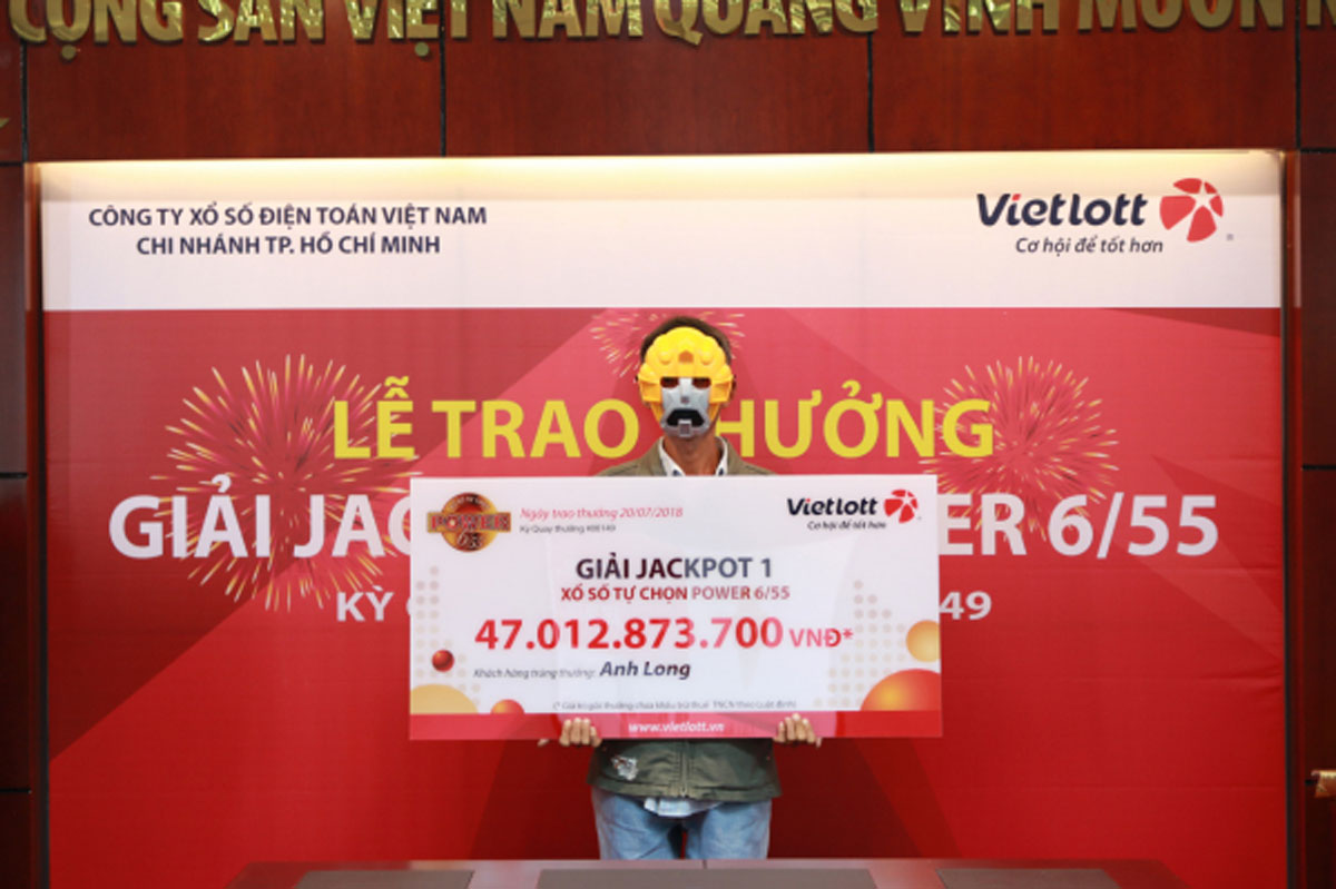 Anh xe ôm nhà nghèo đổi đời khi trúng độc đắc Vietlott 47 tỷ