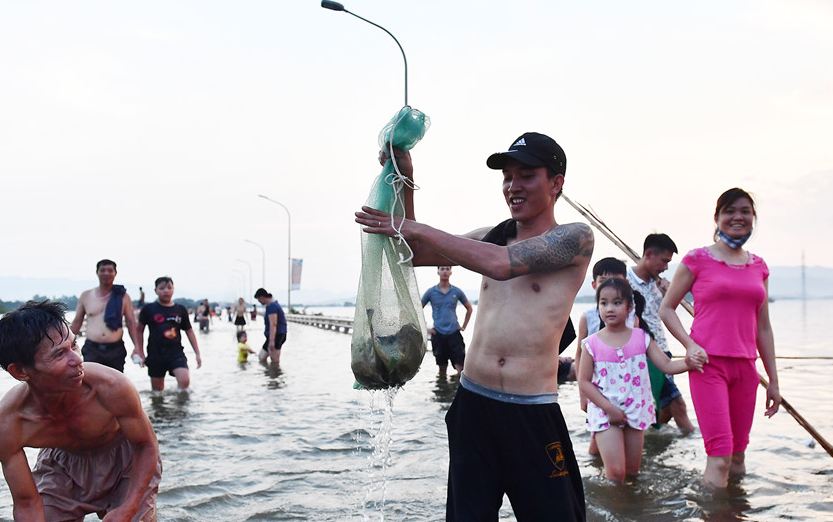 Hà Nội: Đường thành sông, người người đổ xô đi bơi lội, bắt cá