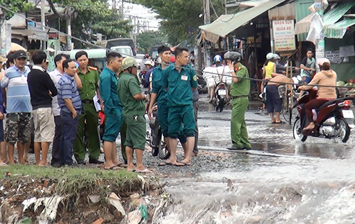 Đi xe máy trên đường đi làm về, nam thanh niên bị nước cuốn mất tích