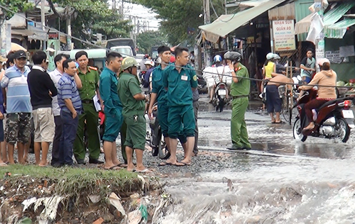 Sài Gòn: Nam thanh niên bị cuốn mất tích khi đi xe máy qua kênh