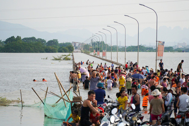 Hà Nội: Đường thành sông, người người đổ xô đi bơi lội, bắt cá