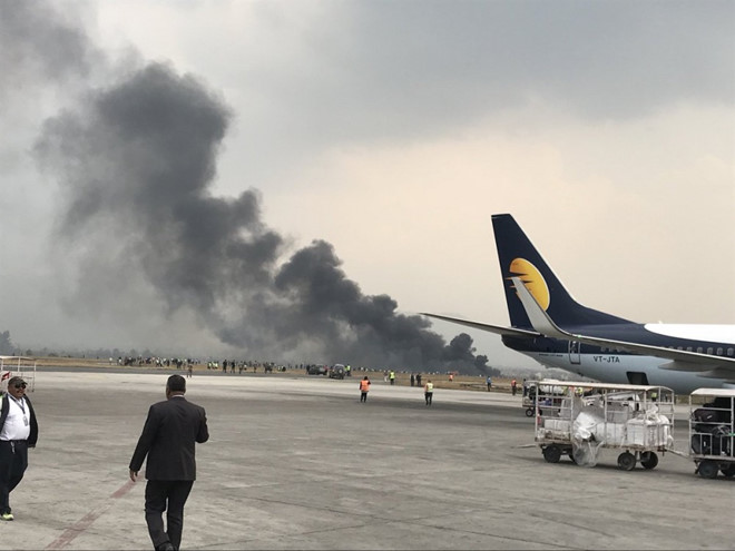 Máy bay bốc cháy khi đang hạ cánh, ít nhất 40 người chết
