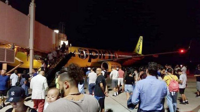Máy bay chở 220 người hạ cánh khẩn cấp do khách nôn mửa vì 'mùi lạ'