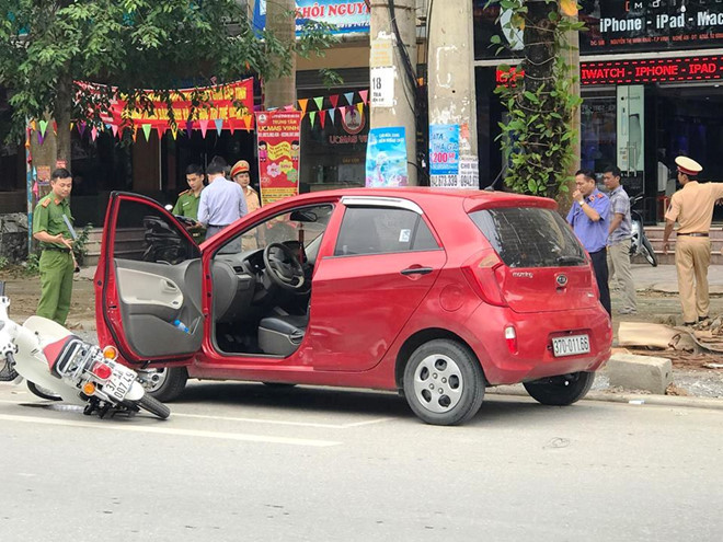 Tài xế bất ngờ mở cửa ô tô, nữ sinh đâm vào ngã ra đường bất tỉnh