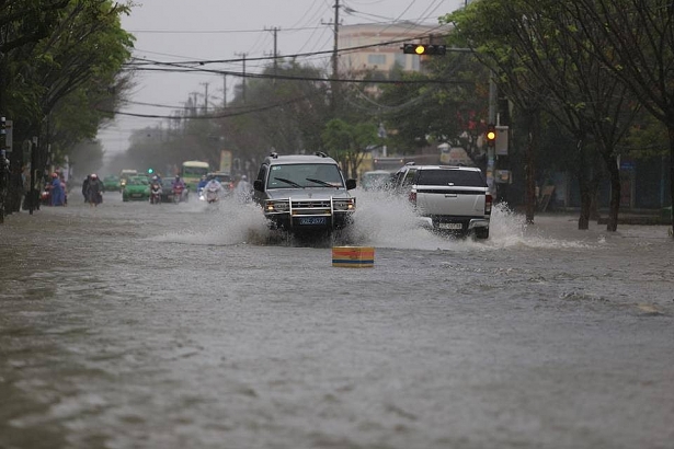 Quảng Nam: Mưa ngập thành phố khiến người đàn ông bị nước cuốn trôi