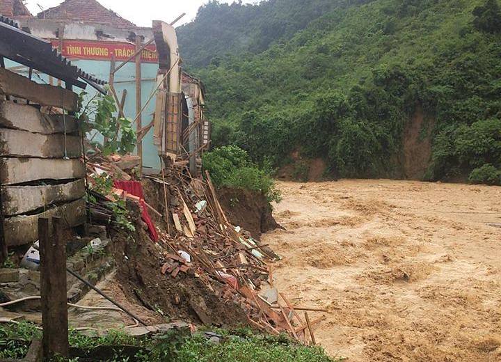Nghệ An: Bản làng hoang tàn, trường tiểu học bị lũ đánh sập
